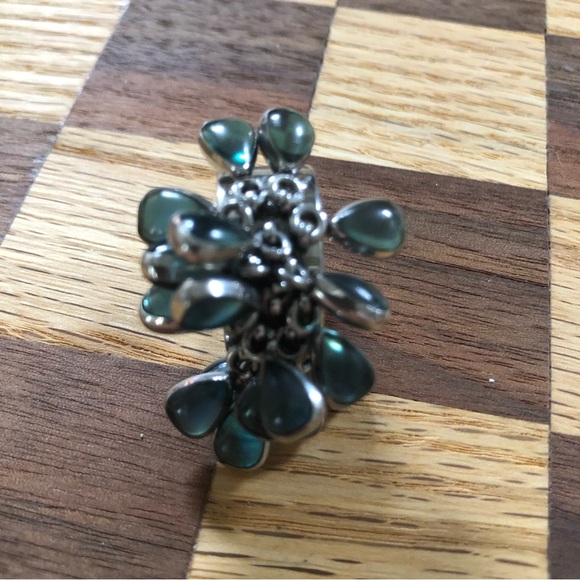 Very Funky ring .  Light green stones that move and catch the light - Picture 12 of 13